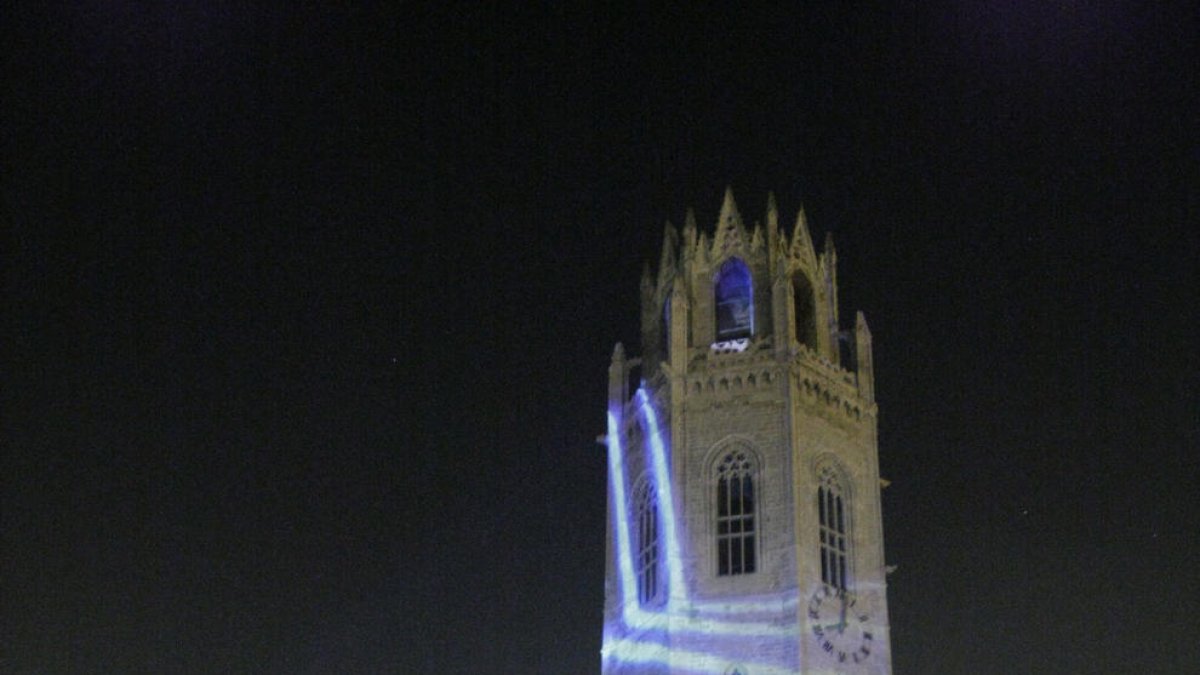 El videomàping va pintar el campanar de formes i colors.