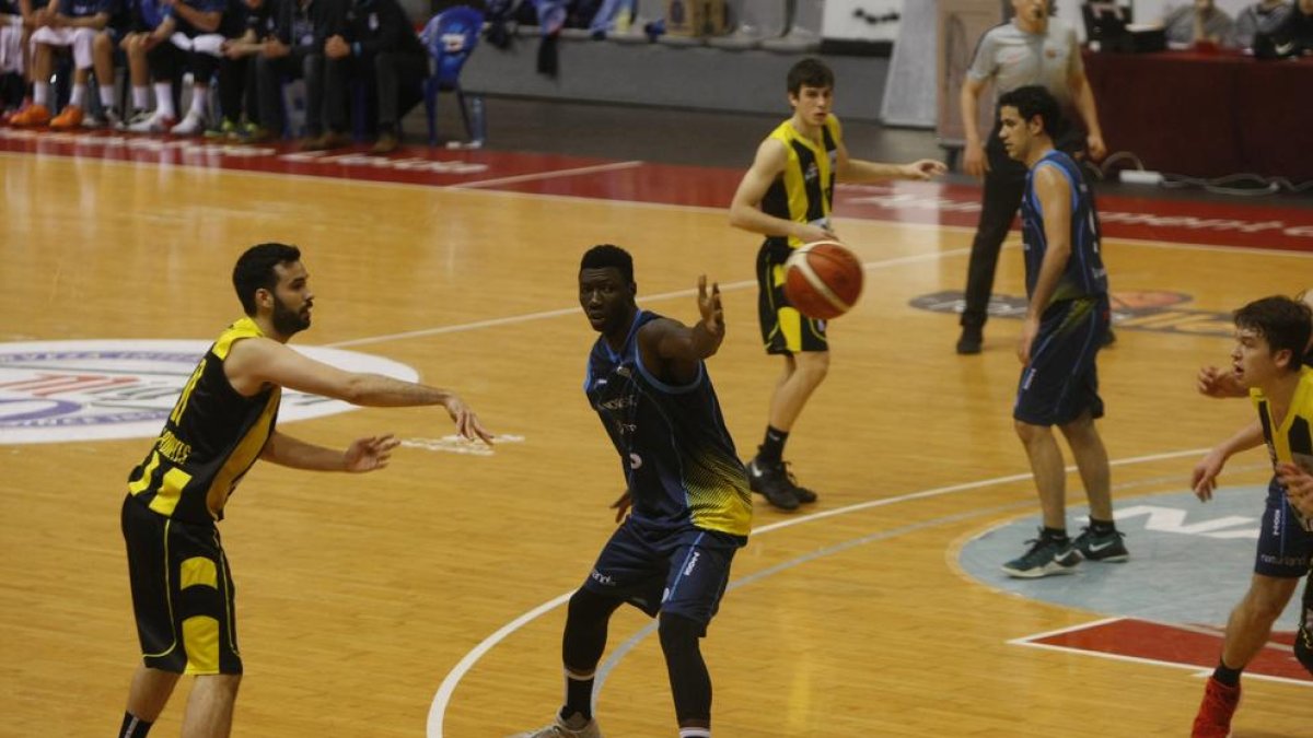 Una acció del partit d’ahir al Barris Nord.