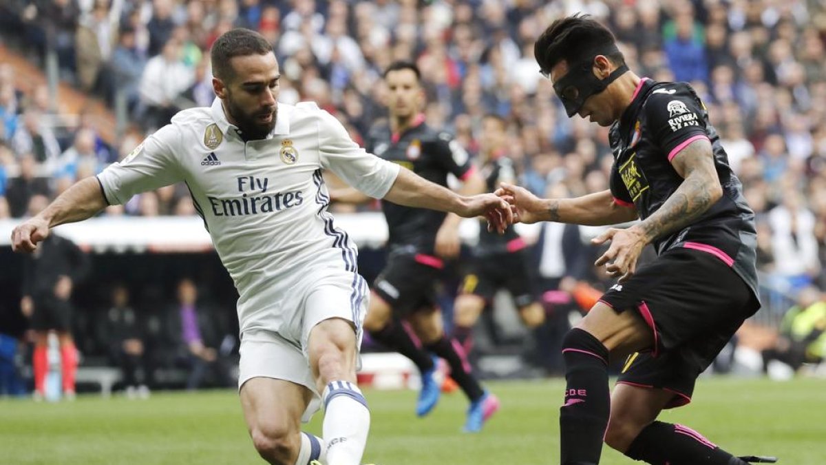 Carvajal y Piatti, con máscara, en una acción del partido de ayer.