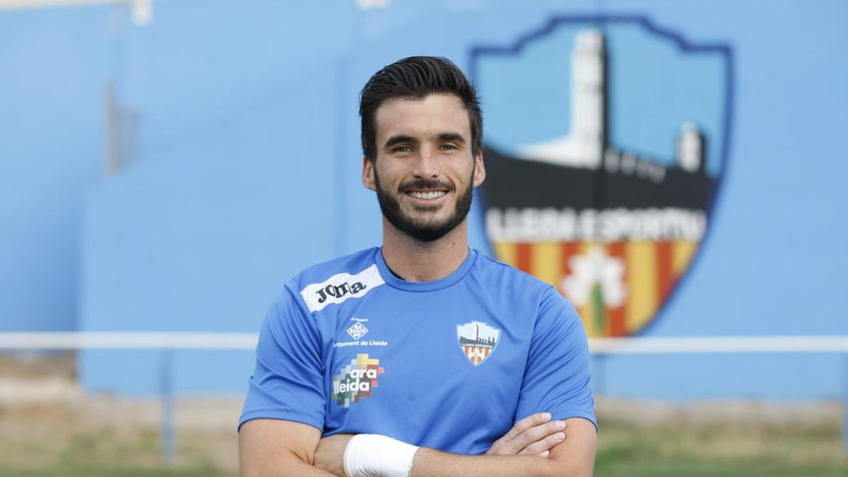 Marc Nierga disputa una pilota a un jugador de l’At. Saguntí, en una acció del partit d’ahir.