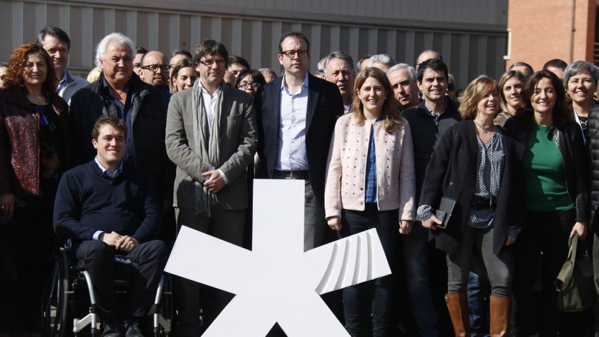Foto de familia del PDeCAT tras la constitución del Consell d’Acció Municipal con Solsona al frente.