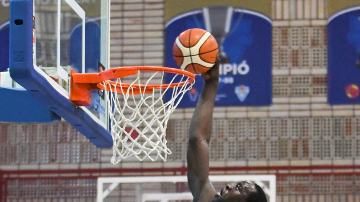 MBaye ataca el cèrcol barceloní sense oposició.