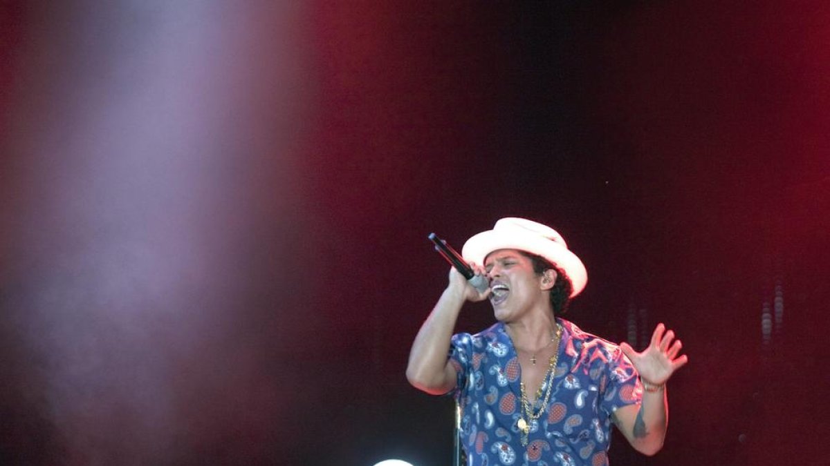 Bruno Mars reviu els 90 amb un disc romàntic