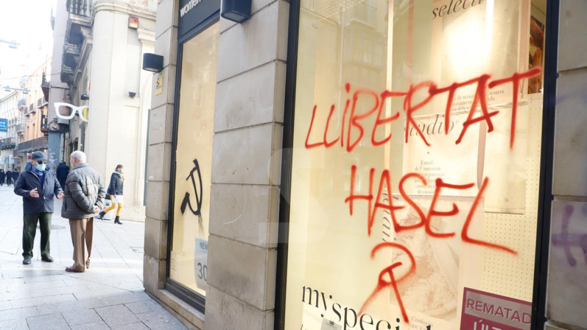 Desperfectes a Lleida després dels aldarulls de la manifestació contra la detenció de Pablo Hasel