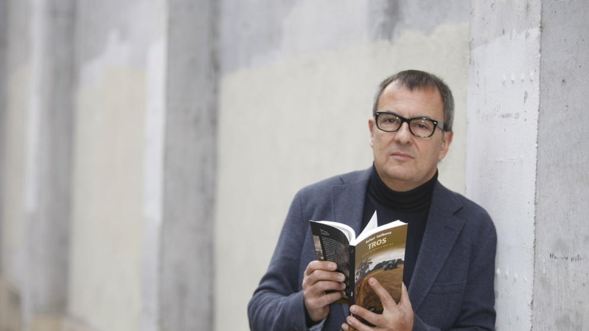 Vallbona habló ayer en Lleida de su última novela ‘Tros’.