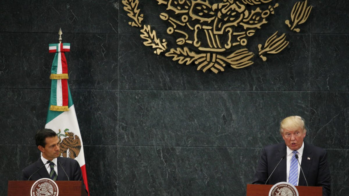 Peña Nieto, junto a Trump en la visita que este hizo a México durante la campaña electoral de EEUU.