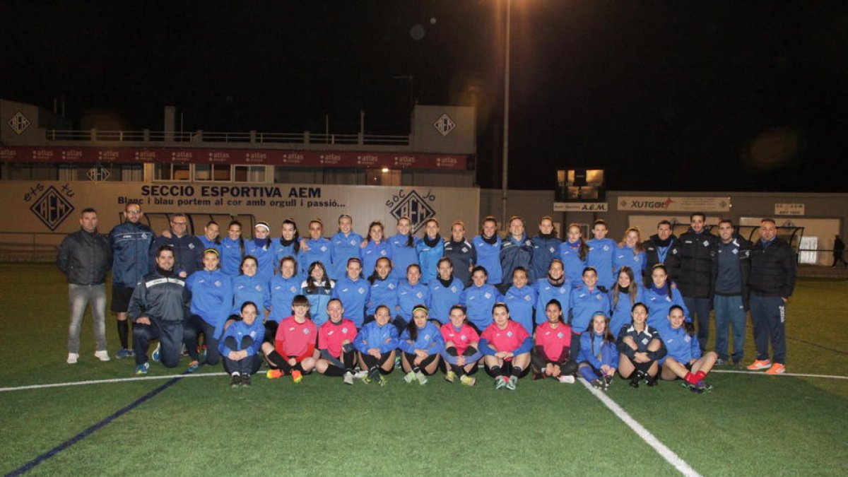 El AEM es uno de los clubes leridanos que ha hecho una apuesta firme por el fútbol femenino, con un centenar de jugadoras.
