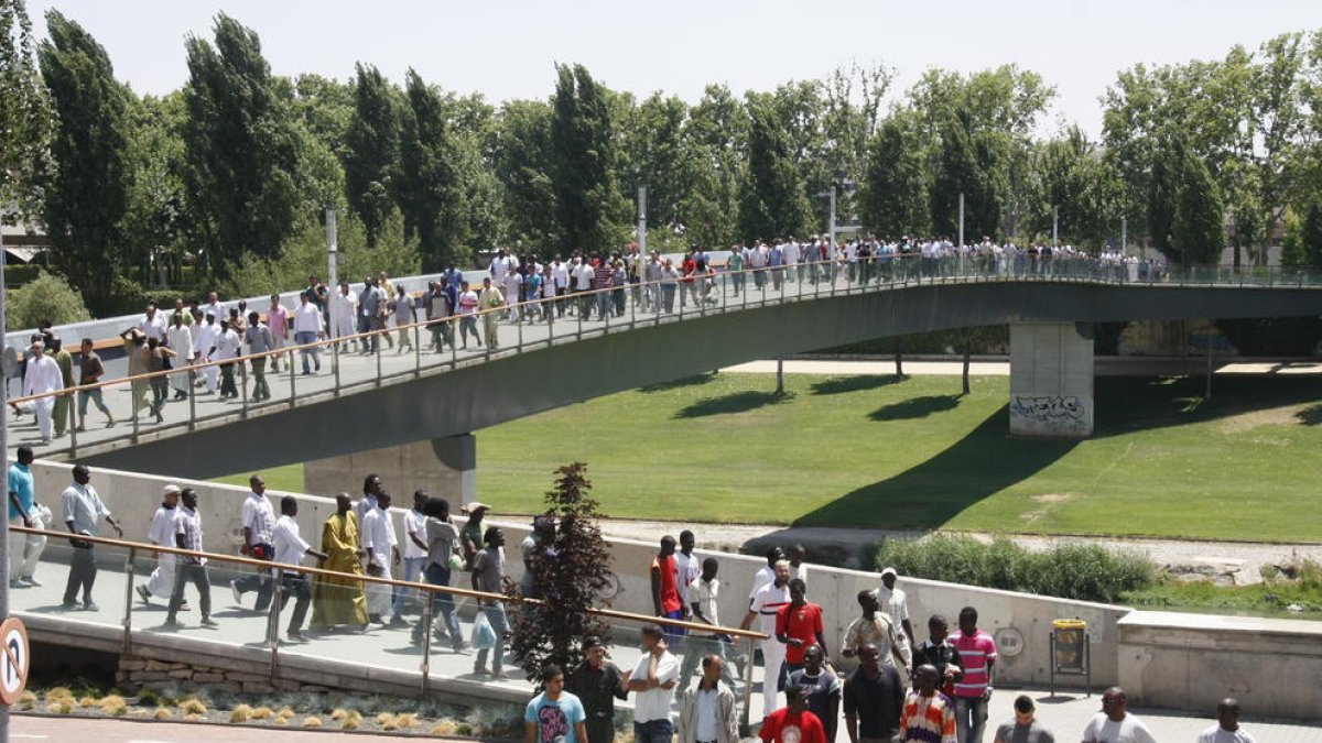 Inmigrantes de origen africano en la pasarela de los Camps Elisis.