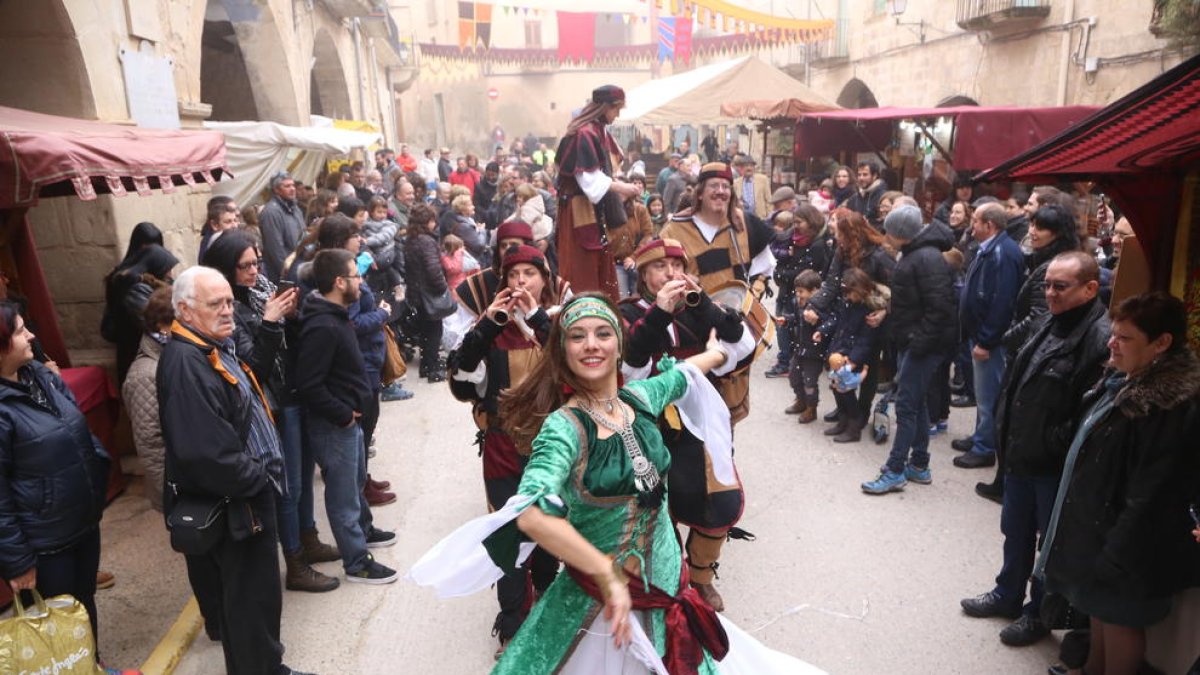 El pasacalles con algunos de los protagonistas de los actos del Mercat Medieval de Arbeca.