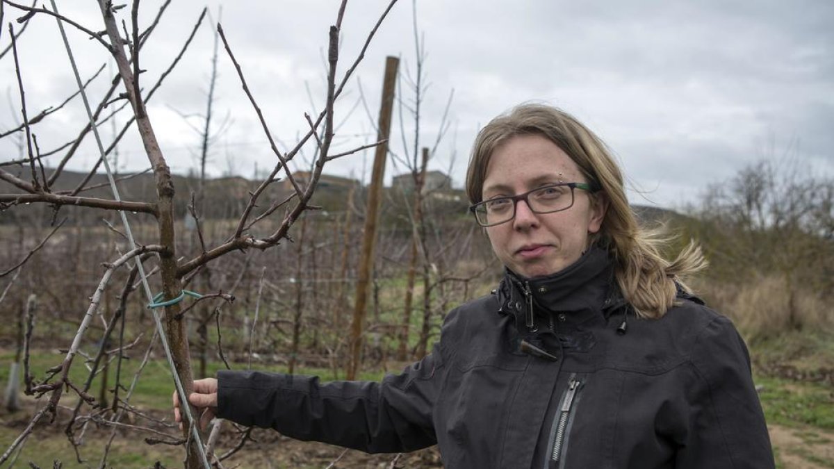 Maria Casoiiva en su campo de frutales en la población de Sanaüja, en la comarca de la Segarra.