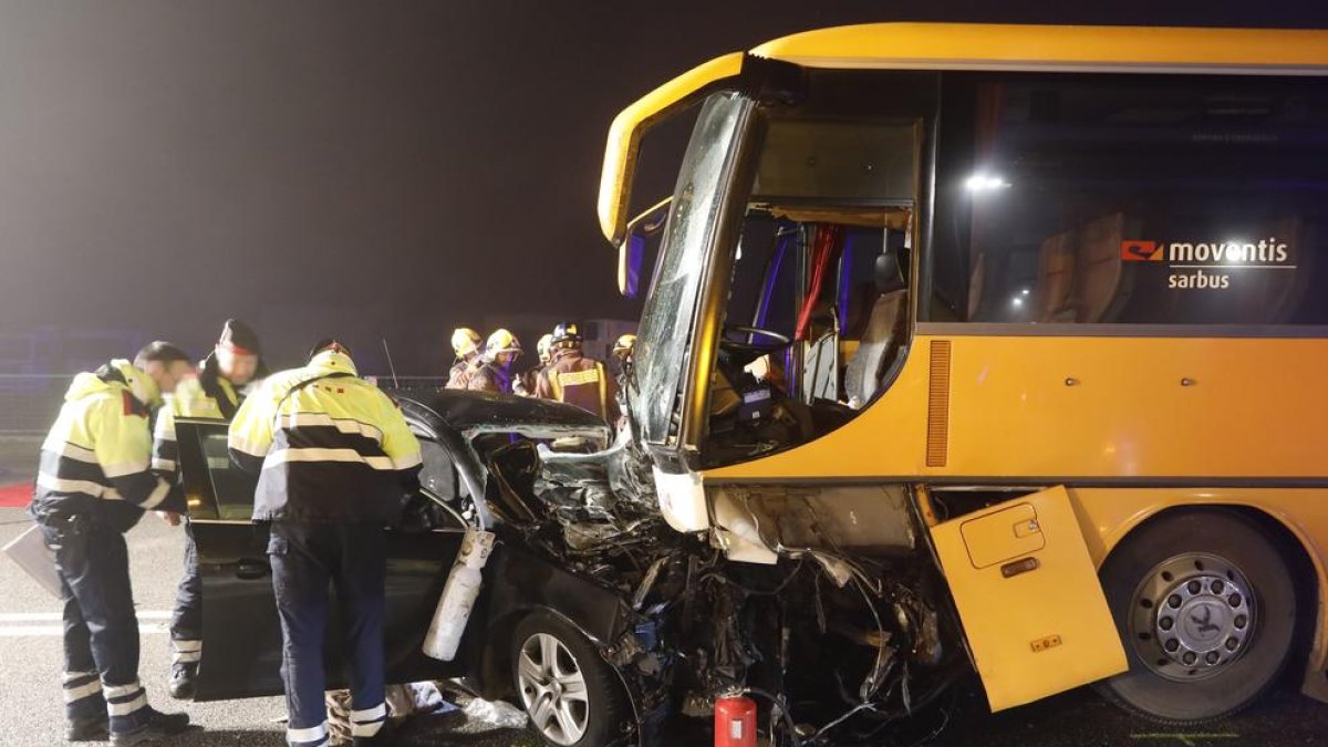 Tres ferits en un xoc entre un cotxe i un autocar a Alcarràs