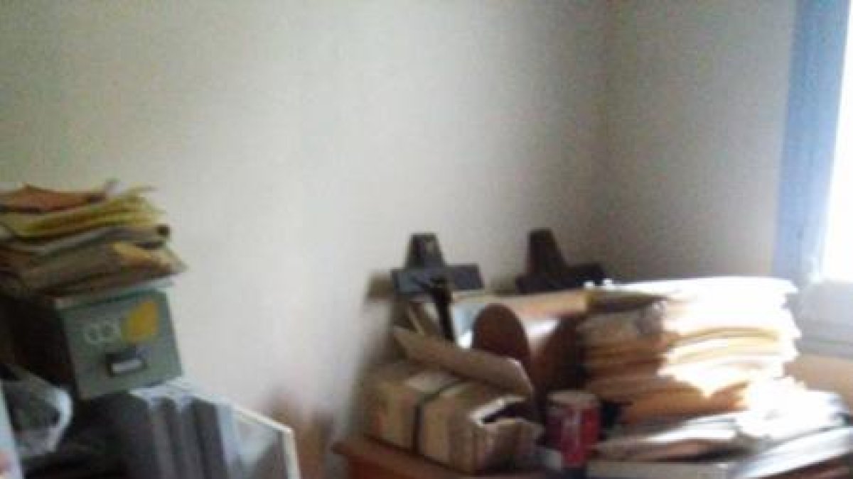 Bausen, sense secretari ■ Bausen no té secretari des de l’octubre a causa d’una baixa laboral i com a conseqüència el consistori no pot convocar un ple per aprovar els pressupostos. A la imatge, el desordre de l’arxiu municipal el juliol del 2015.