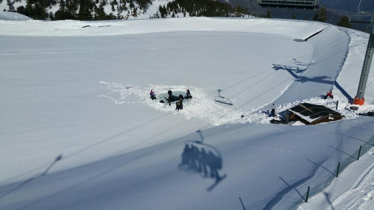 Imagen del inicio de la temporada de buceo bajo el hielo en Port Ainé, en el Sobirà.