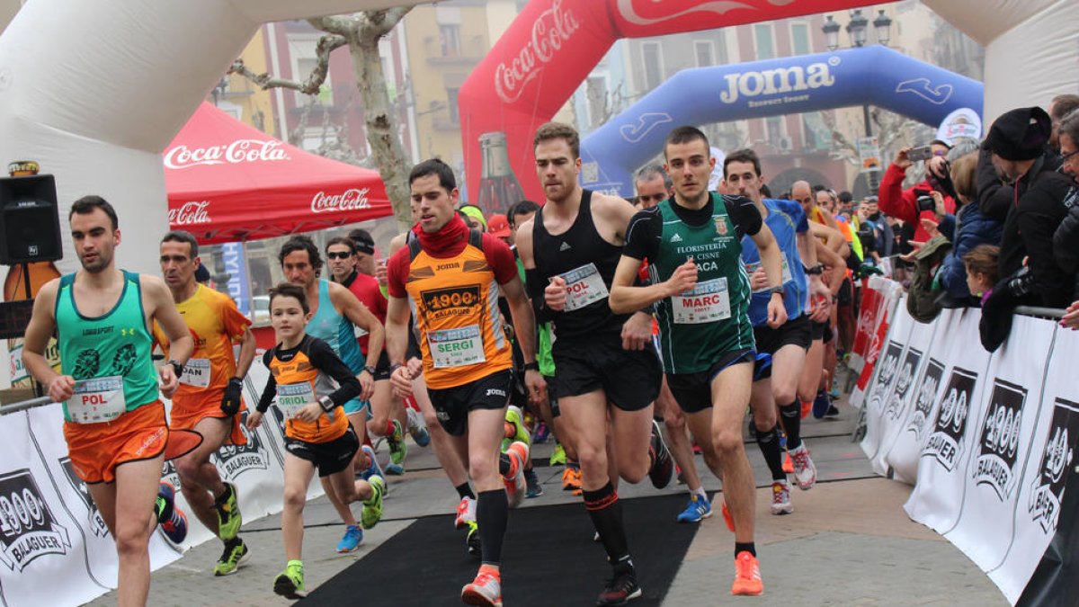 Els atletes van sortir des del centre de Balaguer, a la plaça Mercadal.