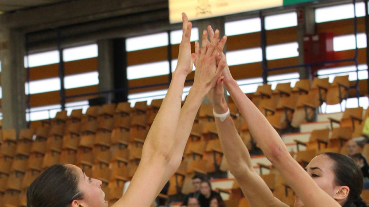 Bahí y Arrojo intentan taponar a una jugadora del Araski, en una acción del partido de ayer.