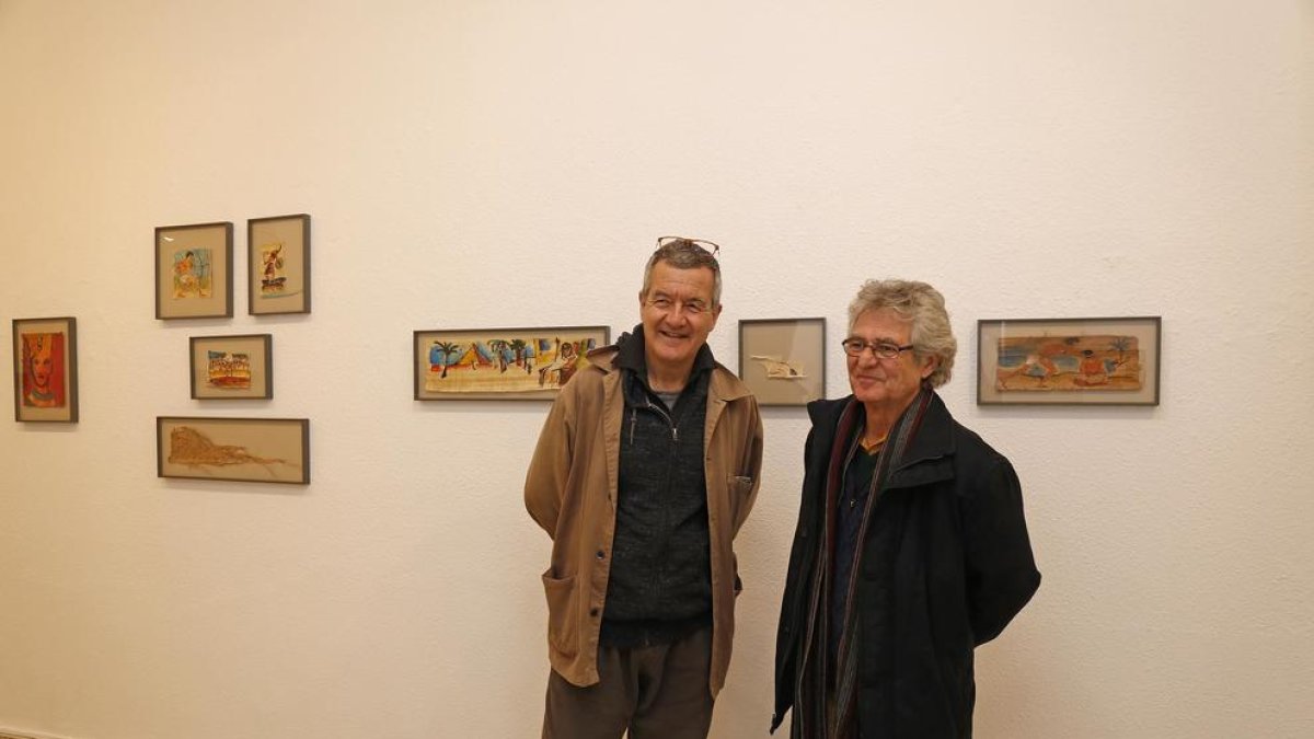 El artista Perico Pastor y el traductor del libro, Jordi Fortuny, junto a las obras en el Espai Guinovart.