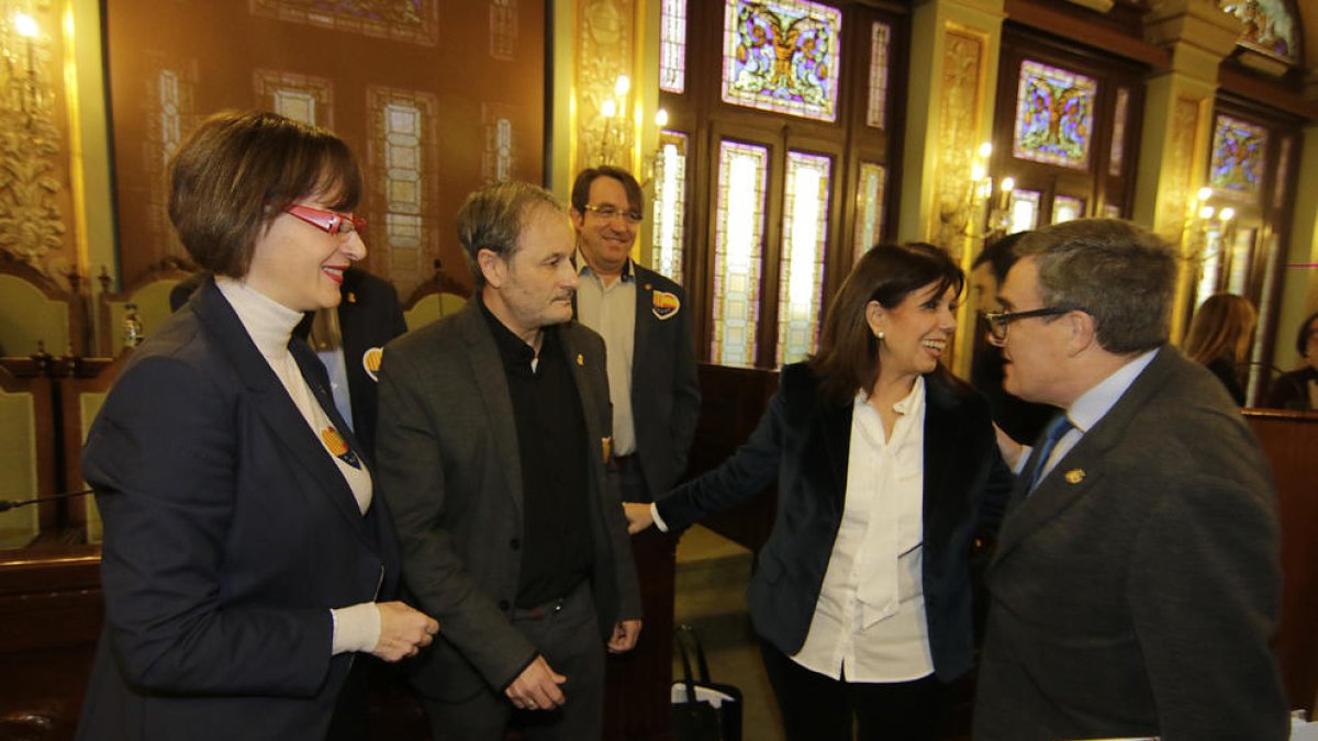 Ros, con concejales de C’s y del PP, grupos que junto al PSC posibilitaron la aprobación del vial.