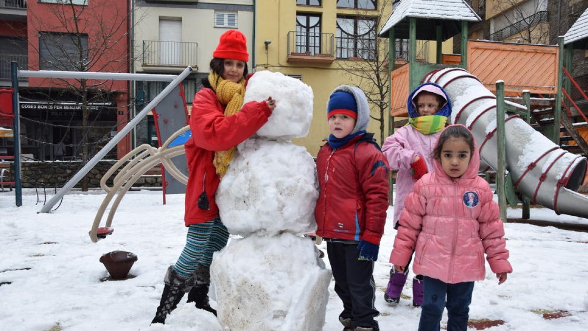 Nens jugant amb la neu ahir a la Seu d’Urgell.