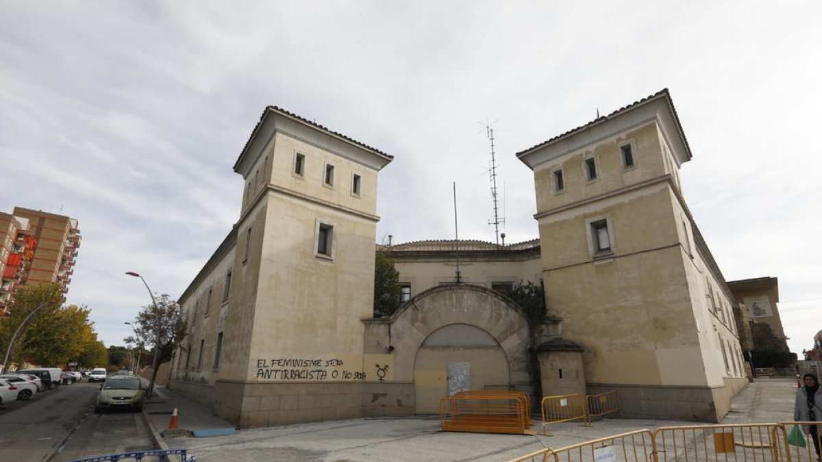 Vista del exterior de la antigua comisaría en la esquina de las calles Camp de Mart y Sant Martí.