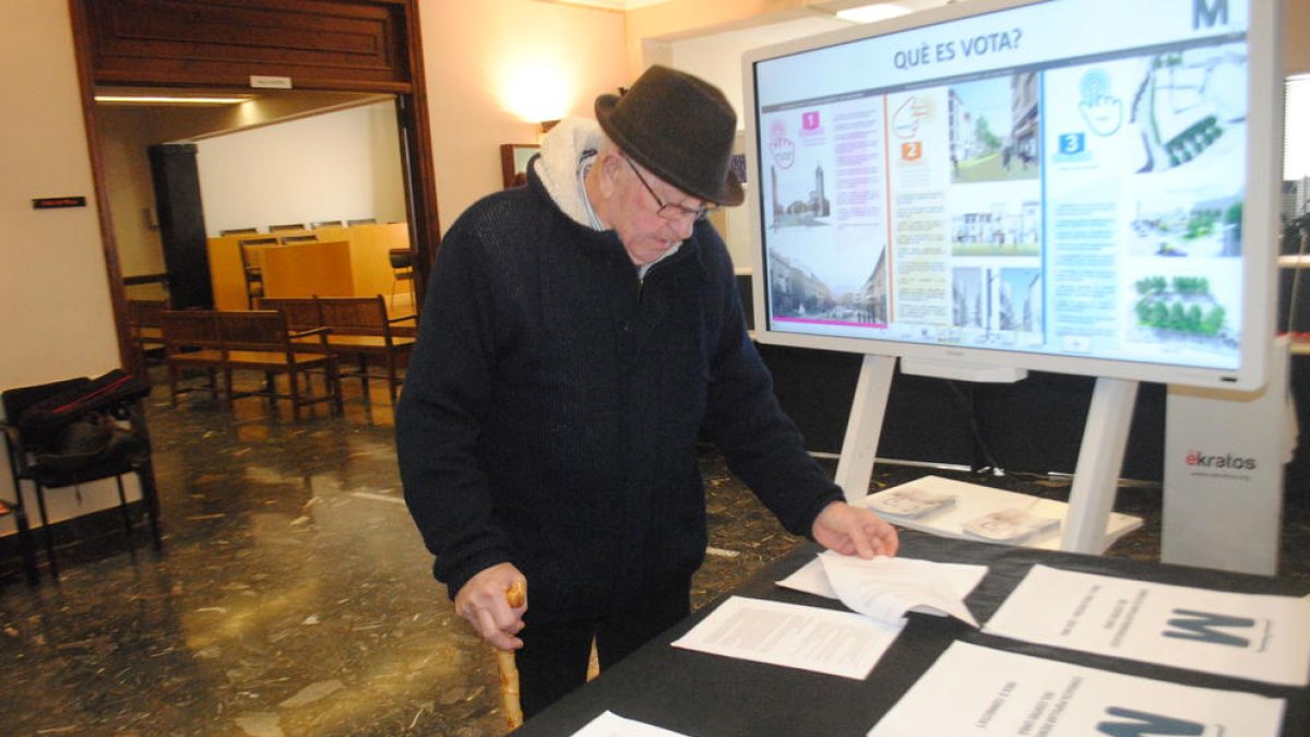 Un dels veïns que va votar ahir a l’ajuntament de Mollerussa.