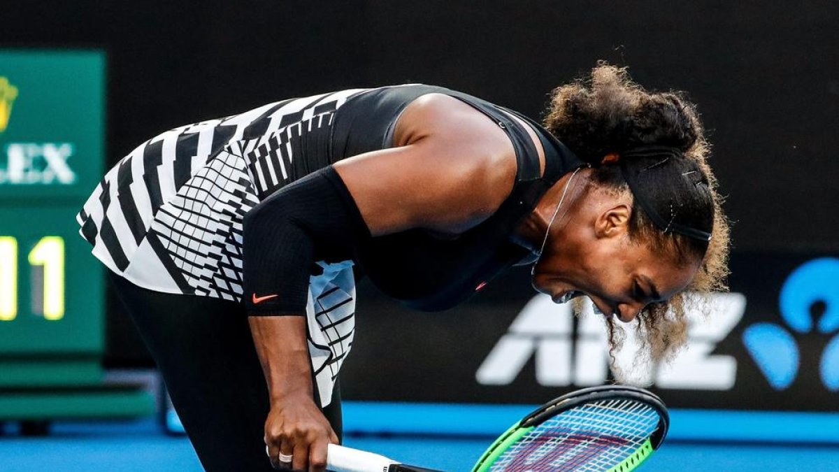 Serena Williams crida després d’un punt fallat en què se li va trencar la raqueta.