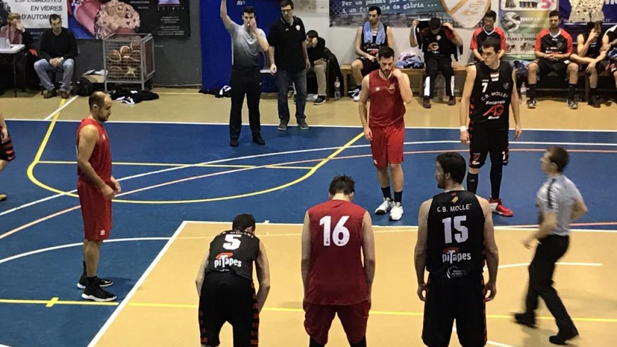 Xavi Mendiburu se dispone a lanzar un tiro libre para el Pardinyes.