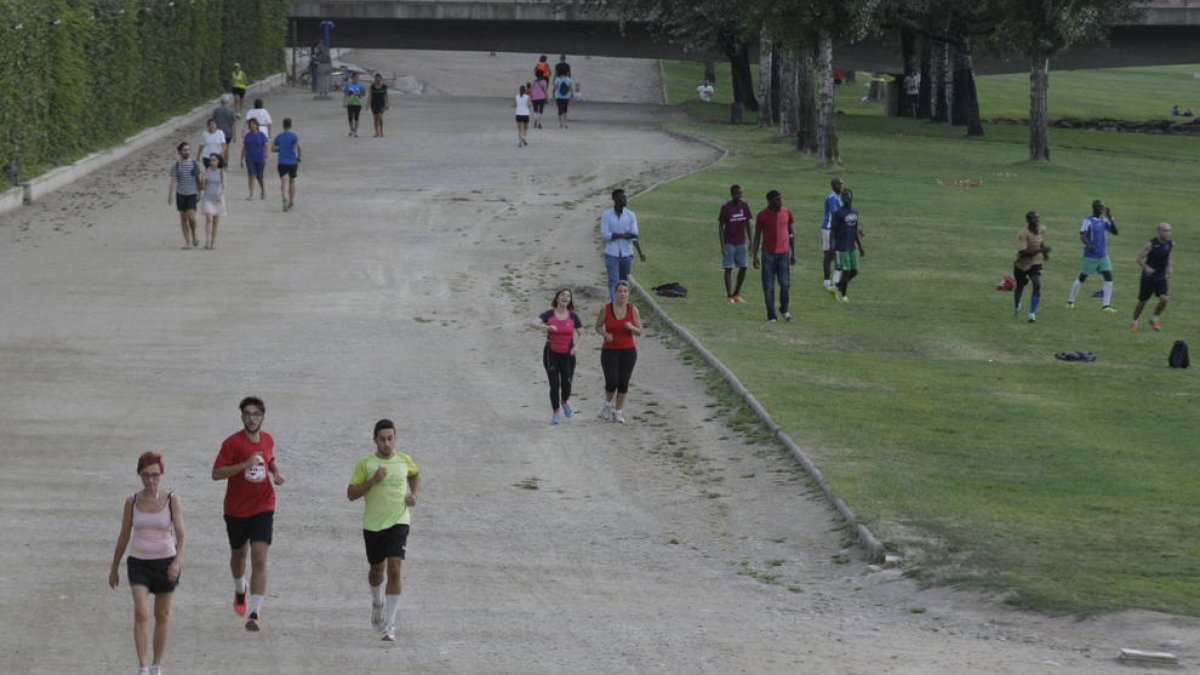 Imagen de archivo de leridanos practicando el running en la canalización del río Segre.