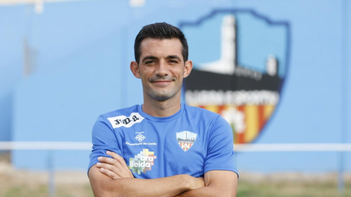 Marc Nierga supera dos jugadors del Prat en una acció del partit d’ahir al Camp d’Esports.