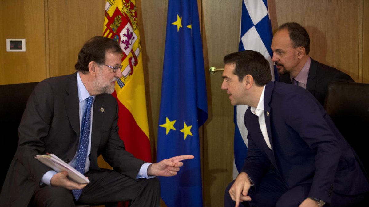 El jefe del Ejecutivo, Mariano Rajoy, conversa con su homólogo griego, Alexis Tsipras.
