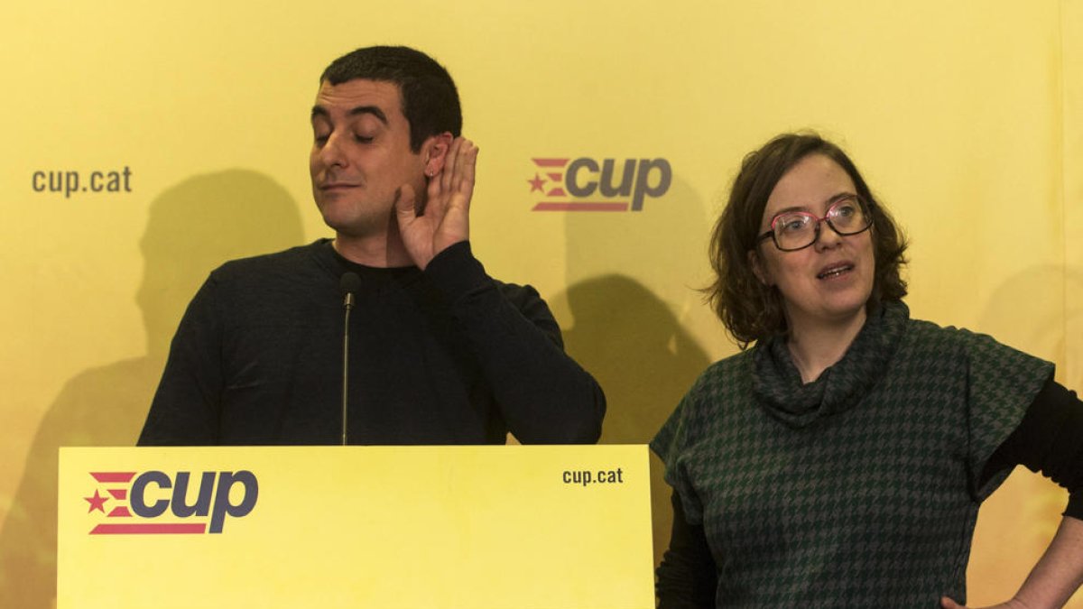 Els membres de la CUP Quim Arrufat i Eulàlia Reguant van anunciar el suport de la formació als pressupostos de la Generalitat.