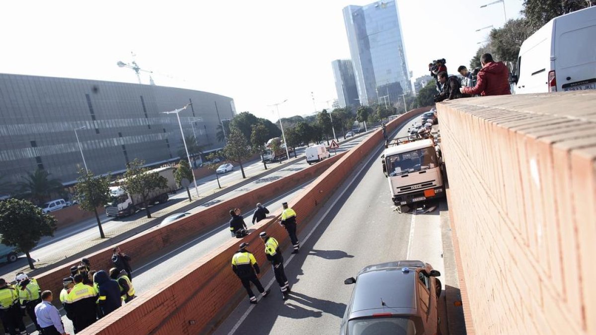 Els Mossos d'Esquadra han detingut aquest matí el conductor d'un camió de butà robat que circulava contra direcció per la Ronda Litoral de Barcelona