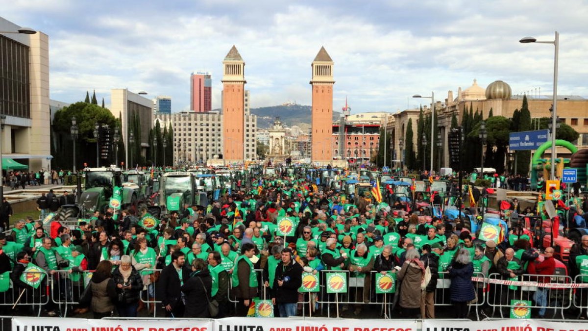 Imagen general de la concentración de la Marxa Pagesa en la avenida Maria Cristina de Barcelona.