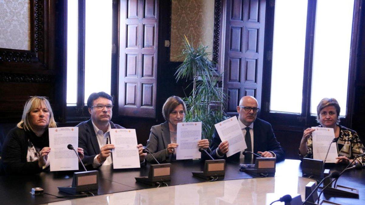 Pla general dels membres de la Mesa del Parlament que mostren la notificació del TC.