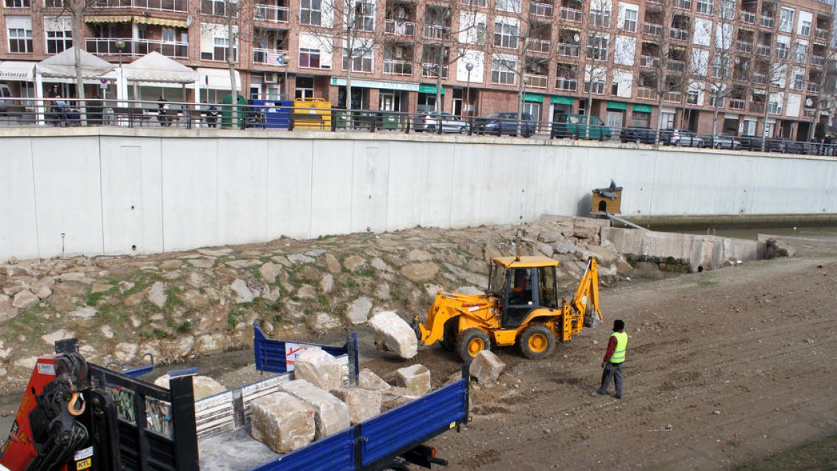 Els operaris treballen durant aquesta setmana en el nou mur.