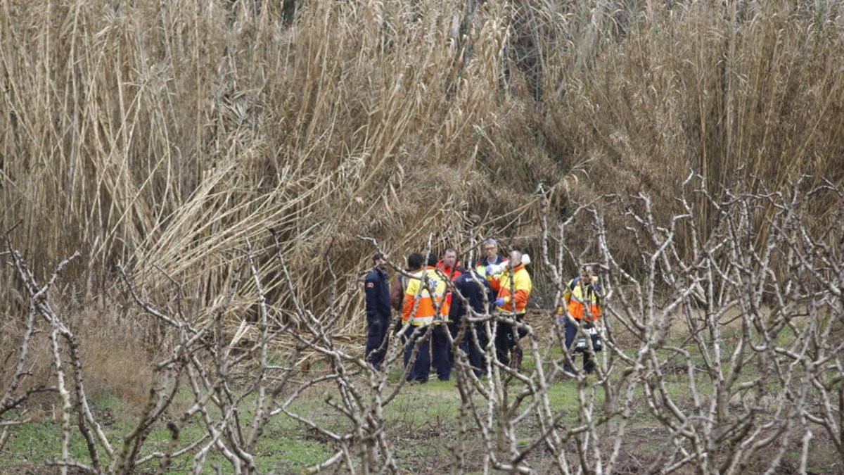Bomberos, Mossos y técnicos del SEM rescataron el cuerpo del canal entre Lleida y Alcarràs.