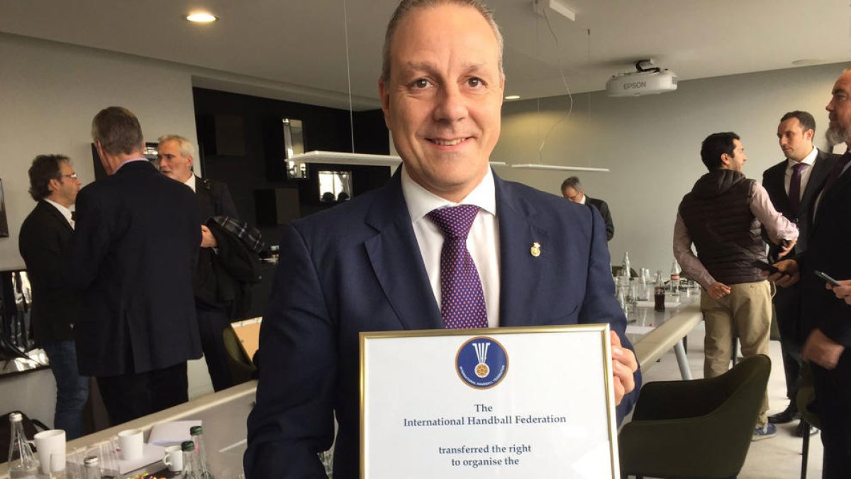 El presidente de la Federación Española con el certificado que acredita la designación.