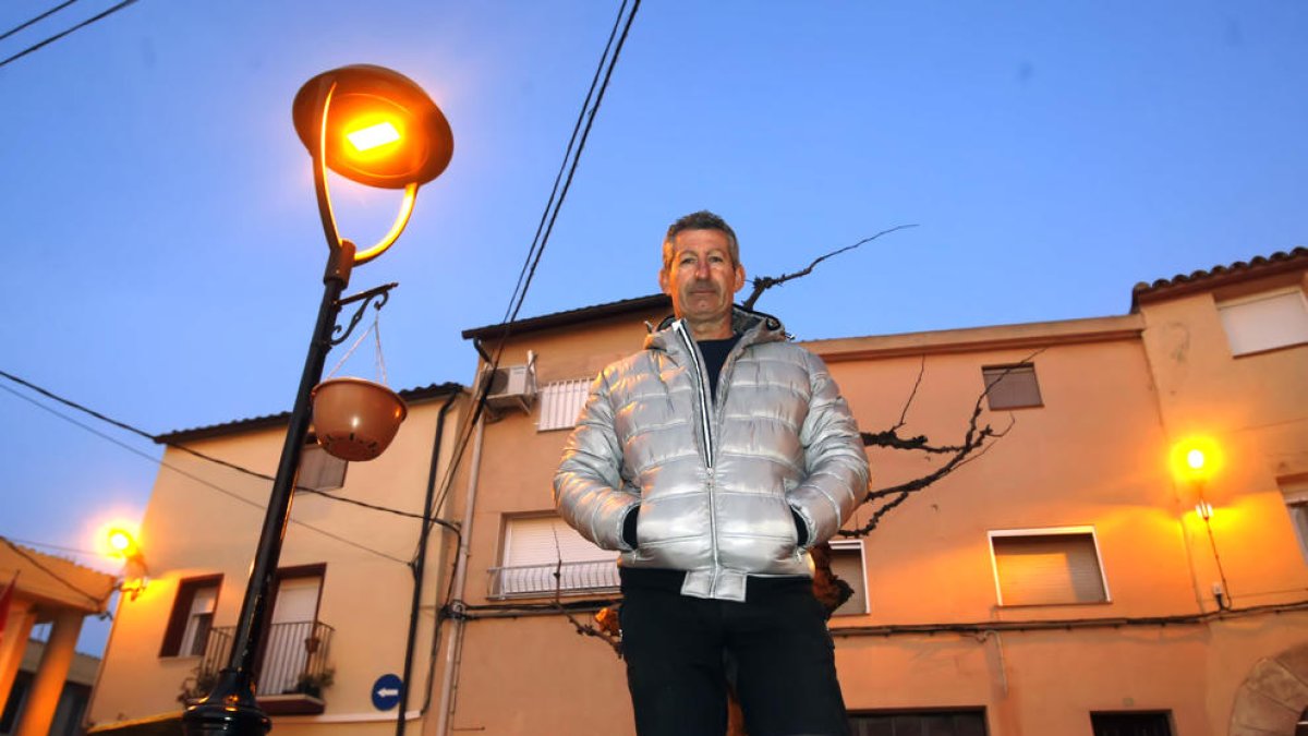 El alcalde de Ivars de Noguera, Josep Magrí, junto a una farola iluminada con leds de color ámbar.