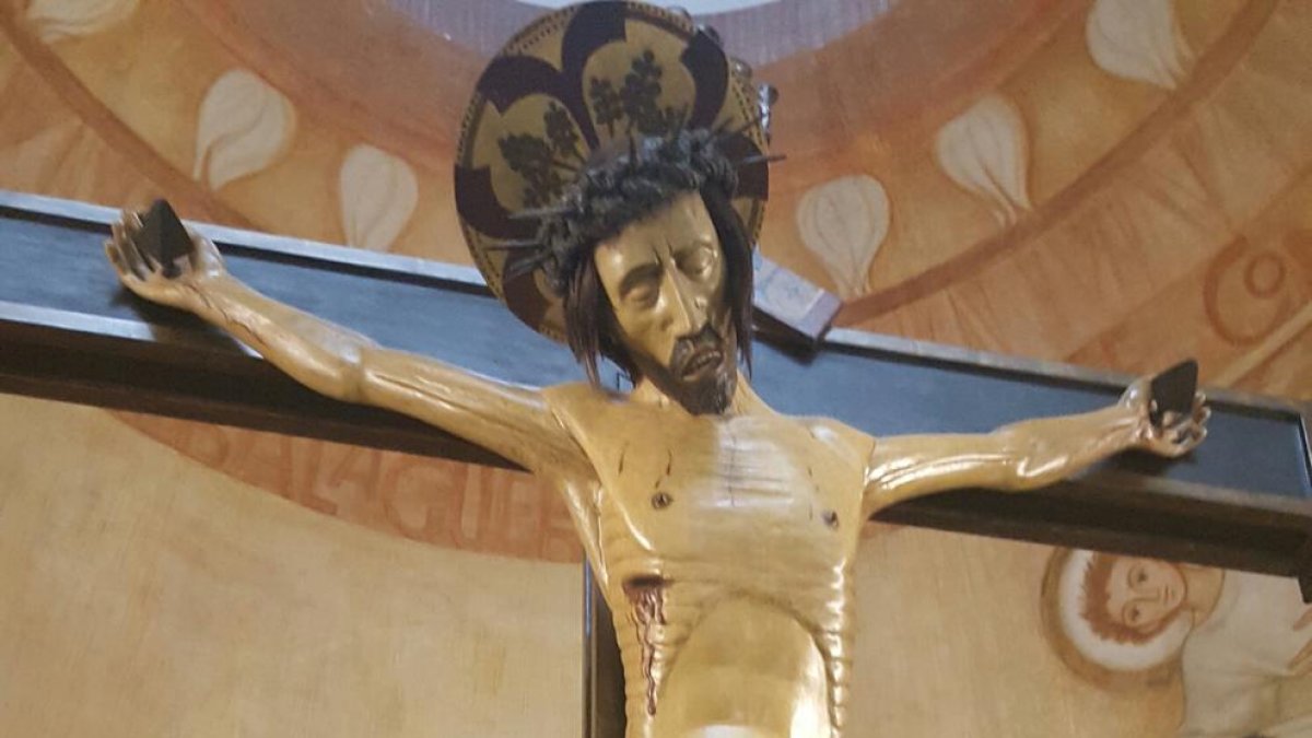Imatge del Sant Crist i el peu d’on es va robar el fil de plata.