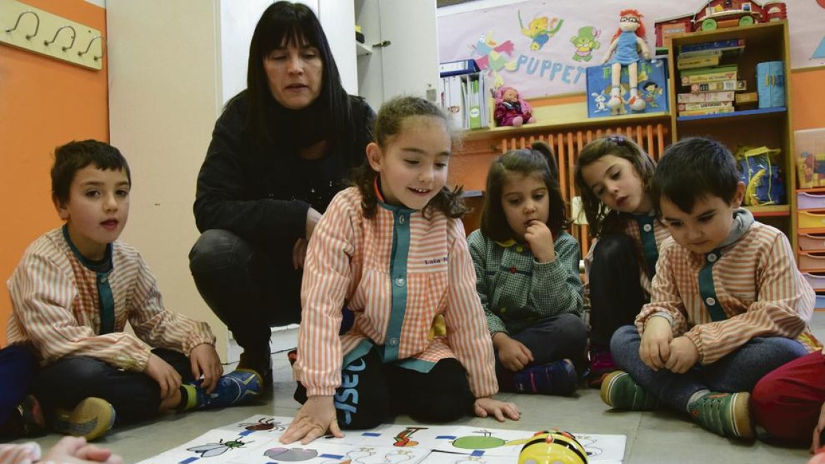 Alumnes de P5 del col·legi Albert Vives de la Seu treballant la robòtica des del parvulari.