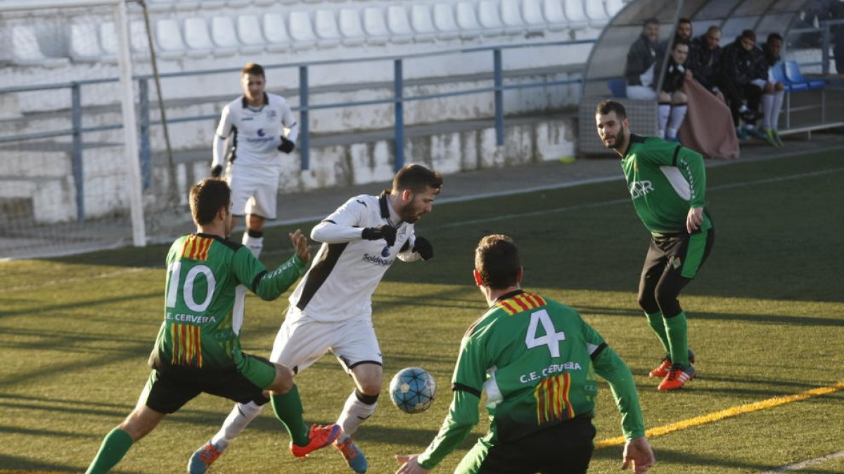 Diversos jugadors del Cervera n’envolten un del Borges, en una acció del partit que els dos equips van disputar ahir.