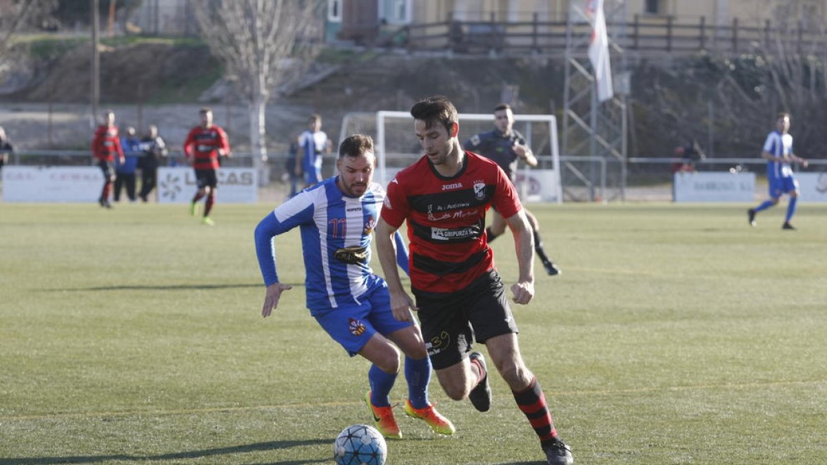 Un jugador del EFAC Almacelles sale con el balón controlado ante la presión de un contrario.