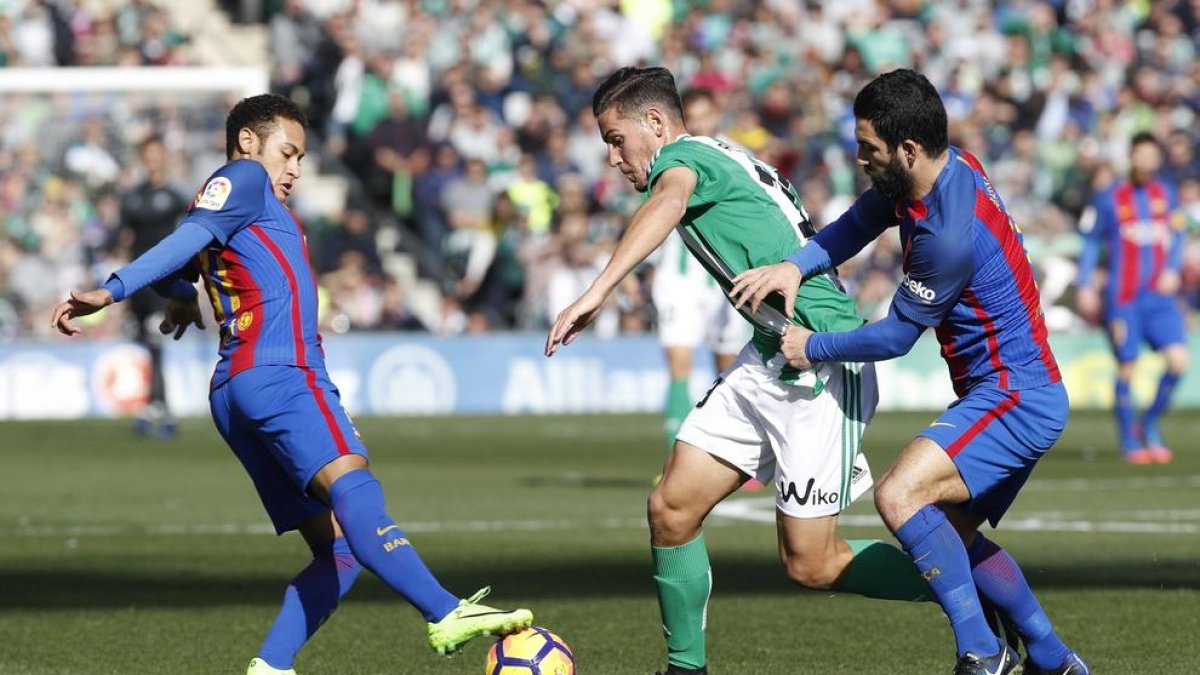 Neymar intenta arrebatar el balón a Álex Alegría, presionado por Arda Turan.