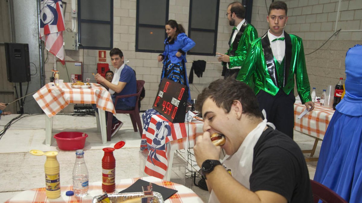 Un dels participants en el concurs de menjar entrepans, dissabte passat a Agramunt.