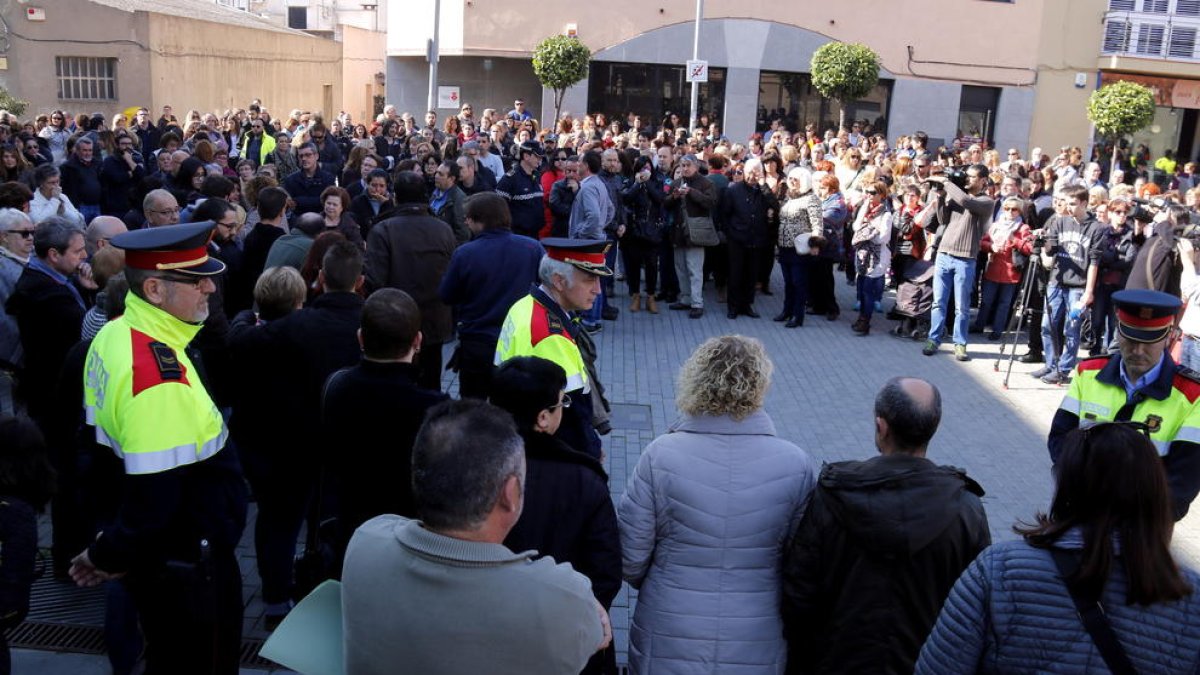 Moment del minut de silenci ahir a Santa Perpètua.
