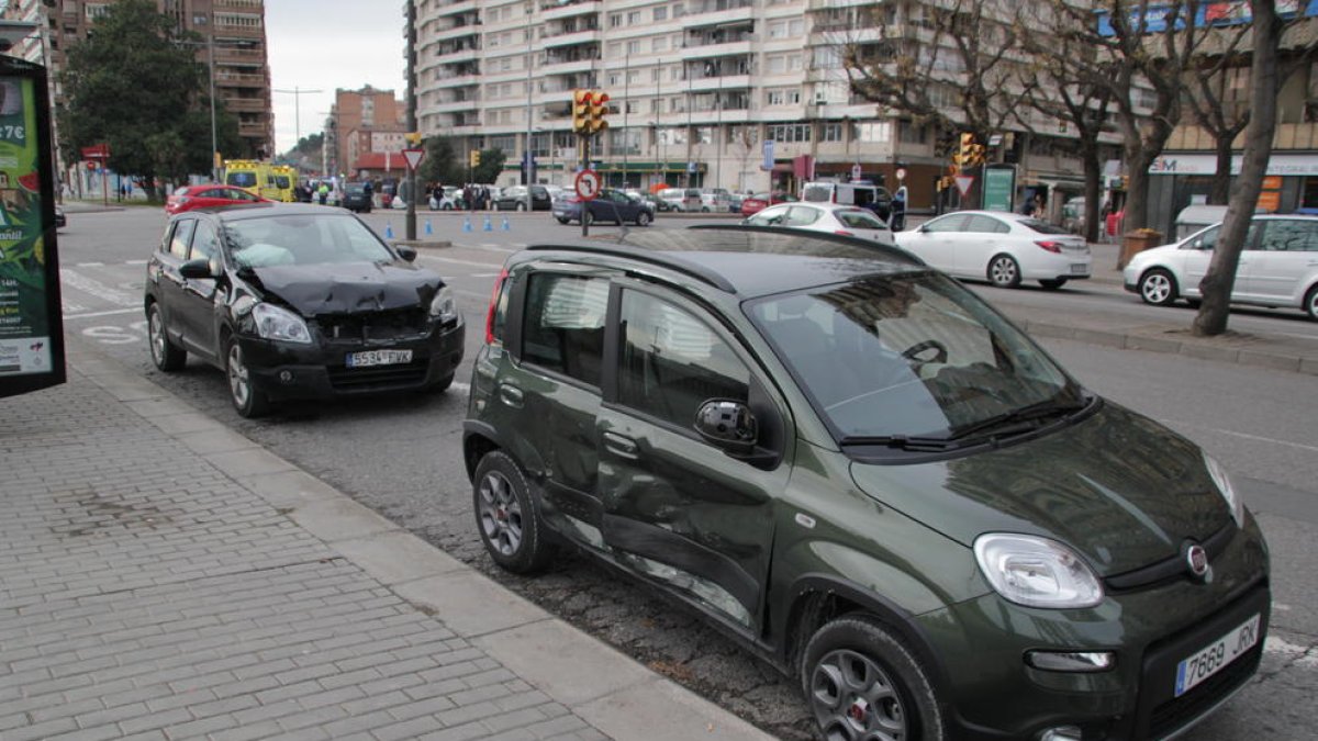 Los dos coches accidentados ayer en la avenida Madrid de Lleida.