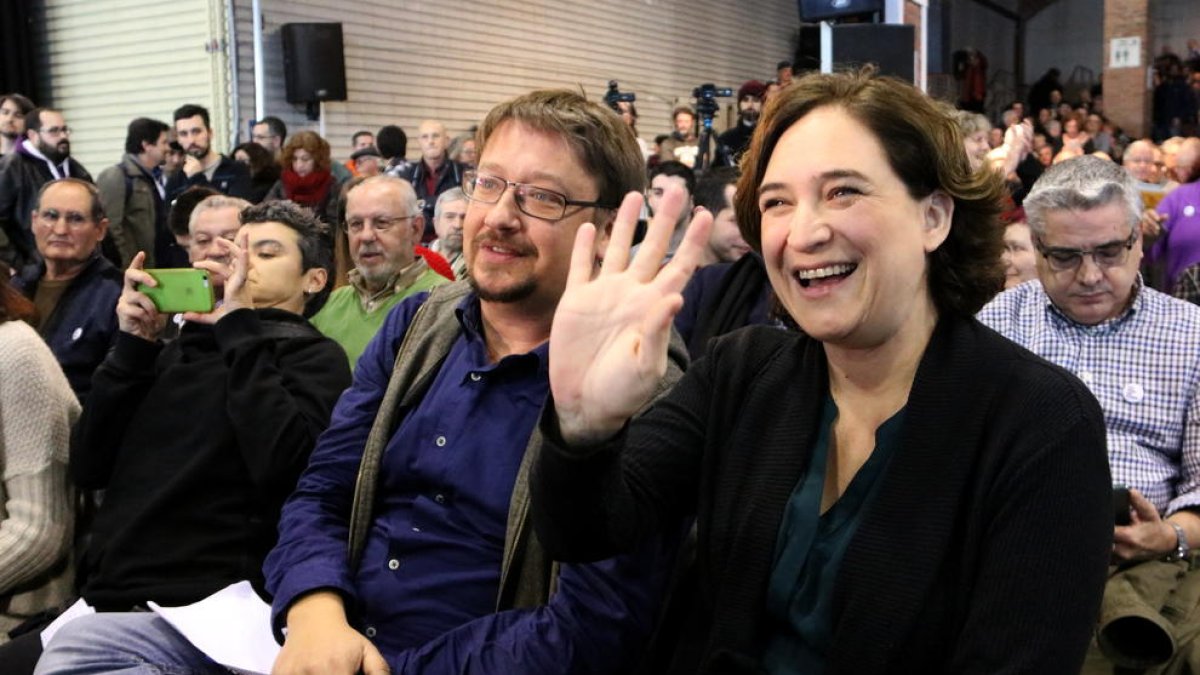 El líder de Catalunya en Comú, Xavier Domènech, i l’alcaldessa de Barcelona, Ada Colau, a l’acte d’ahir.