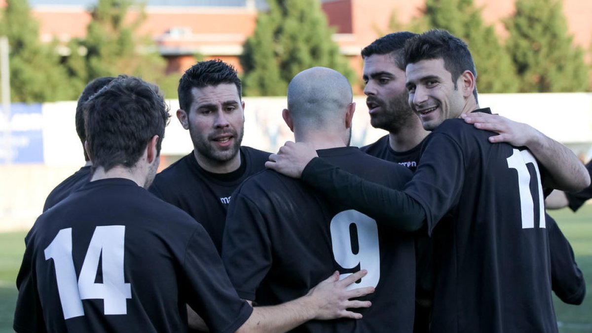 Els jugadors de l’Alpicat celebren un dels gols.