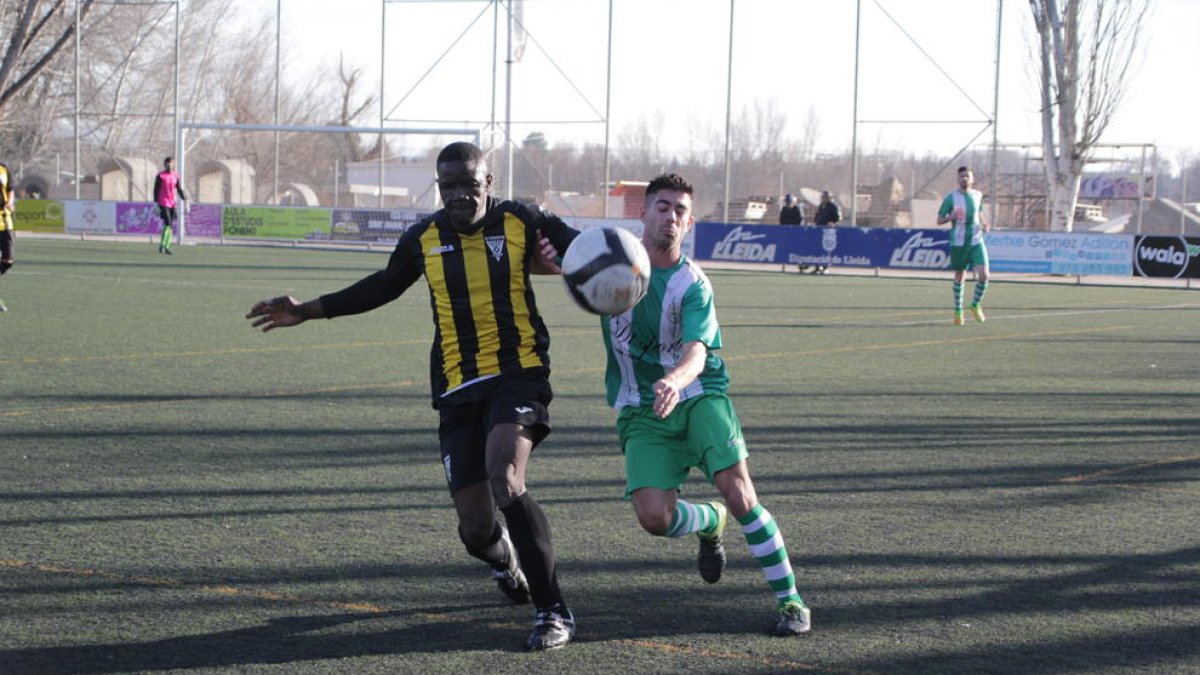 Dos jugadors disputen la pilota ahir en una jugada del partit.