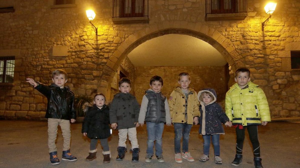 Arnau (4 años), Bruna (1), Biel (3), Lluís (3), Nil (4), Ares (2) y Aleix (4), los siete niños actualmente empadronados en Tarrés.