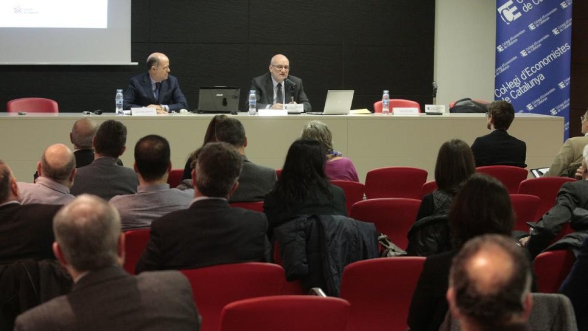 El presidente de los economistas de Lleida, Joan Turmo, y el magistrado Eduardo Maria Enrech.